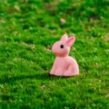 Mini statuetta di coniglio rosa in resina per micro paesaggio di muschio, carina. - Rosa