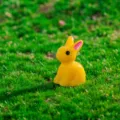 Mini statuetta di coniglio in resina gialla per micropaesaggio di muschio, grazioso decoro. - Giallo
