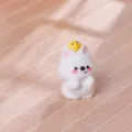 Miniature figurine de West Highland Terrier avec poussin, décoration de bureau en résine. - Chiot qui fait un câlin