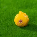 Simpatica statuetta in resina di mostro alieno in miniatura per ufficio e decorazione casa. - Mostro Alieno - Grande Occhio Arancione
