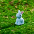 Statua di coniglio in resina blu miniatura, simpatico piccolo coniglietto per muschio. - Blu