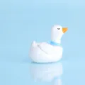 Mini simpatica statuetta di anatra bianca con sciarpa blu, decoro giardino, 3.0cm - Cigno con Sciarpa