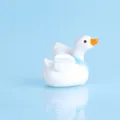 Simpatica statuetta di cigno bianco in resina miniatura ornamento per scrivania - Cigno con Fazzoletto
