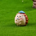 Simpatica statuetta di riccio in resina per decorazione di mini giardino di muschio. - Riccio Gentiluomo