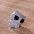 Mini statuetta di gatto grigio, simpatico gattino giocattolo per paesaggi di casa delle bambole e decoro. - Confuso