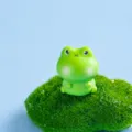 Simpatica mini statuetta di rana in resina ornamento da scrivania paesaggio verde 2.5cm - Rana Felice dei Cartoni Animati
