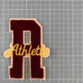 Großes Chenille besticktes Buchstabe A Aufnäher mit gelber Athletic Schrift für Kleidung. - Dunkelroter Buchstabe A