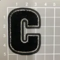 Schwarzer Buchstabe C bestickter Aufnäher Detail, Filzstoff mit silbernem Rand, Zubehör. - Buchstabe C / 5cm / Schwarz