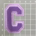 Lila Buchstabe C Chenille gestickter Aufnäher, DIY Alphabet Applikation für Kleidung - Buchstabe C / 5.50 cm / Lila