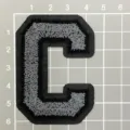 Chenille College Letter C Aufnäher gesticktes Applikation für Kleidung Jacken DIY Abzeichen. - 6.3cm / Buchstabe C / Grau
