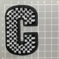 Schwarz-weiß karierter Buchstabe C bestickter Aufnäher, Chenille-Stoffapplikation. - Buchstabe C / 7.5cm / Schwarz-Weiß Kariert