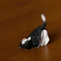 Statuetta di gatto in resina grazioso gattino nero bianco decorazione da scrivania paesaggio - Mucca