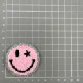 Écusson brodé éponge rose visage smiley avec bordure scintillante argentée pour vêtements. - Visage Souriant Rose (1C6-2)