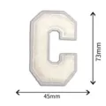 Weißer Chenille College Buchstabe C Aufnäher, 73x45mm DIY Stickerei Abzeichen für Kleidung. - Buchstabe C Gemischte Stickerei Ohne Kleber / Weiß