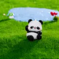 Deliziosa mini statuetta di panda in resina per decorazione scrivania e micro paesaggio. - Panda Saluto