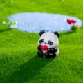 Simpatica statuetta in resina di panda in miniatura con frutto rosso, decorazione da scrivania. - Panda Mela