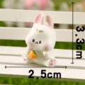 Graziosa statuetta in miniatura di coniglio in resina con carota per decorazione 3.3cm - N. 4 Coniglio