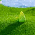 Mini statuetta di germoglio di bambù verde, simpatico ornamento per decorazioni da scrivania. - Germoglio di bambù