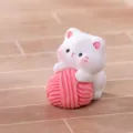 Carina statuetta di gatto bianco con gomitolo di lana rosa resina miniatura decorazione - Gattino con gomitolo