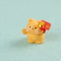 Charmante figurine miniature d'ours jaune avec des pièces d'or et boîte rouge. - Ours Désigné
