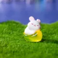 Mignonne figurine de lapin blanc bureau micro paysage ornement, base lune jaune, taille compacte. - Lapin endormi
