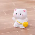 Simpatica statuetta di gatto bianco mini ornamento da scrivania con gomitolo per auto - Gatto con Gomitolo sulla Schiena