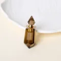 Pendente flacone profumo cristallo marrone con metallo dorato, elegante ampolla oli essenziali. - Quarzo fumé