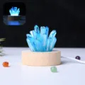 Lampada notturna LED ammasso di cristallo blu con base in legno, ideale comodino camera. - Blu Galvanizzato