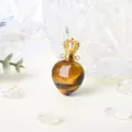 Ciondolo bottiglia di profumo in cristallo occhio di tigre a cuore con tappo a corona d'oro. - Occhio di Tigre - Oro