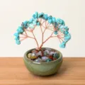 Arbre à argent en cristal de turquoise fait à la main dans un pot en céramique coloré. - Turquoise