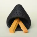 Vulkanischer Stein Räuchergefäß Halter mit Palo Santo Stangen für Meditation Aromatherapie - Kamin mit Heilholz / Zwei 10cm Heilhölzer / Holzkohle Schwarz