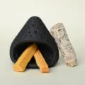 Juego de quemador de incienso de piedra volcanica con madera de Palo Santo y salvia blanca - Conjunto de Chimenea / Conjunto de Madera Sagrada y Salvia / Negro Carbón