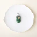 Pendentif en pierre précieuse verte naturelle alliage lune collier bijou variante style. - Ruby Zoisite