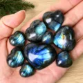 Natürlicher Labradorit Kristall Herz Handstein mit starkem blauen Schimmer für Meditation. - Ca. 2-3 cm