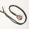 Elegante collana artigianale in corda nera con ciondolo in pietra di quarzo rosa. - Quarzo Rosa + Tasca in Rete Nera