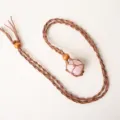 Collana artigianale in corda marrone con ciondolo in cristallo di quarzo rosa. - Quarzo Rosa + Tasca in Rete Marrone