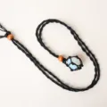 Collana di cristallo con cordino nero intrecciato a mano, perla in legno e pietra dura. - Opale + Tasca in Rete Nera