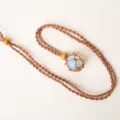 Collana in cristallo con retina intrecciata a mano, pietra opale e perline di legno. - Opale + Tasca in Rete Marrone