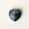 Natürlicher Kristall Herz Stein grünes Mineral Ornament kleiner polierter Edelstein Deko. - Pfauenaugenstein / 30x30x15mm