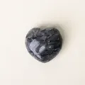 Labradorit Kristall Herz polierter Edelstein Taschenstein für Deko und Mineralien Unterricht. - Arfvedsonit-Stil / 30x30x15mm
