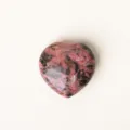 Natuerlicher Herzfoermiger Edelstein Mineral Taschenstein Heilkristall Deko fuer Zuhause - Rhodonit-Stil / 30x30x15mm