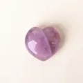 Natürlicher geschliffener Kristall Herz Rohstein 3cm kleines Mineral Dekorationsstück - Amethyst / 30x30x15mm