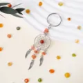Llavero atrapasueños de cristal natural con borla de pluma de metal y cuentas finas. - Ágata roja