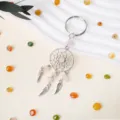 Llavero atrapasueños de cristal natural con dijes de plumas metálicas y cuentas de piedra - Cuarzo rosa