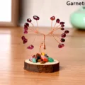Sculpture d'arbre en cristal fait main avec éclats de pierre et base en bois. - Grenat