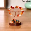 Arbre en cristal de pierre naturelle avec éclats de cornaline et fil de cuivre sur bois. - Agate