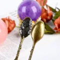 Cuchara de café de latón vintage con relieve floral, agitador retro para el hogar. - Cristal de roca / Cuchara de Cobre