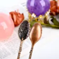 Cucchiaio da caffè vintage in bronzo con motivo floreale, elegante cucchiaio lungo per cucina casa. - Cucchiaio di bronzo