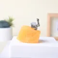 Figurita de minero plateada hecha a mano con piedra de cristal bruto amarilla de adorno. - Aventurina Amarilla Minero