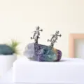Espécimen mineral de cristal artesanal con figuras de mineros plateados, adorno de piedra único. - Fluorita Colorida Minero